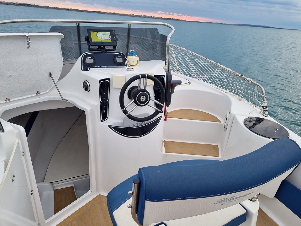 Blumax 23 Deck cabin & instruments Blumax 23 Deck cabin & instruments